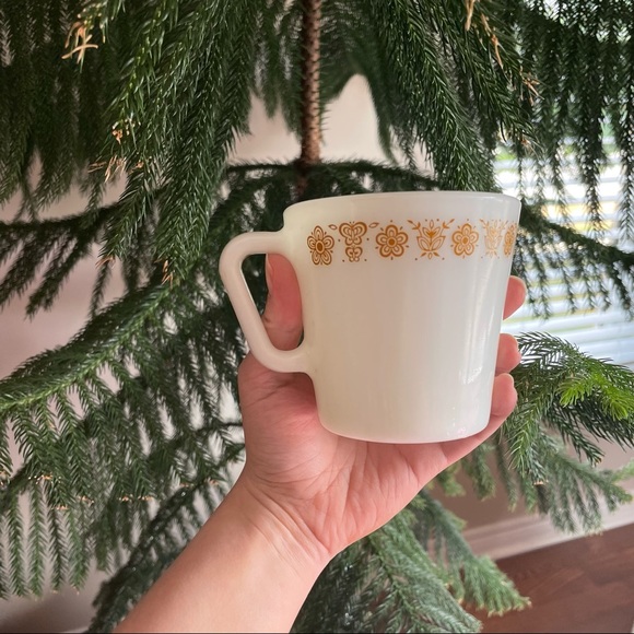 Vintage Pyrex Butterfly Gold Mugs - Set of 4 - Picture 8 of 8